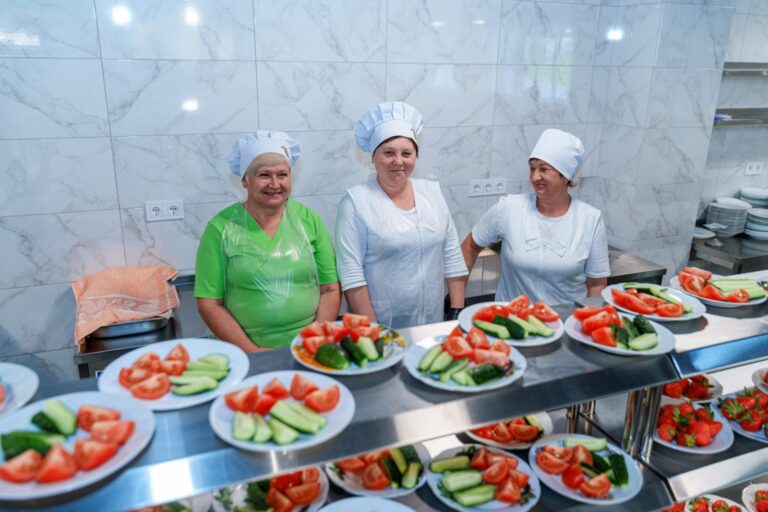 У школах Вінниці бракує працівників: відкрито вакансії кухарів та посудомийниць