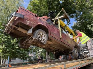 «Автомобіль-привид» прибрали біля садочка у Вінниці