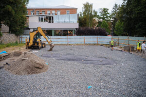 На Європейській площі у Вінниці будують безбар’єрний дитячий майданчик
