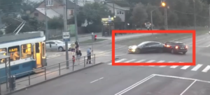 Не розминулися на перехресті: у Вінниці зіткнулися Tesla та Opel