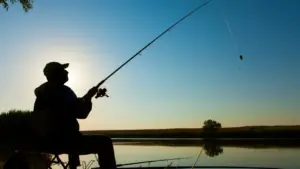 Рибалка після опівночі: чи можна перебувати біля водойми під час комендантської години
