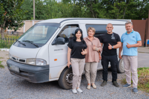 Вінничани зібрали кошти та придбали мікроавтобус для військових