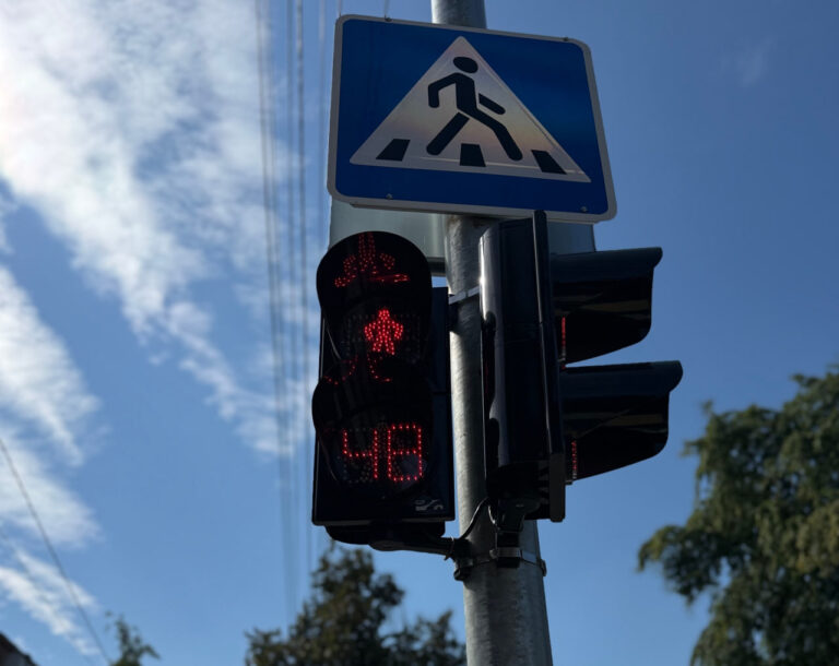Біля ліцею №13 у Вінниці встановили новий світлофор: що змінилося для водіїв і пішоходів
