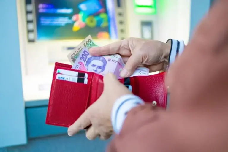 Виплата пенсій у вересні: кому гроші надійдуть раніше за інших