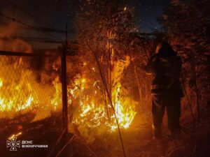 У Вінниці горіла автошкола: за добу рятувальники ліквідували 11 пожеж
