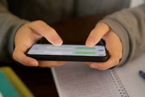 Батьків та вчителів можуть покарати за російську мову у шкільних чатах