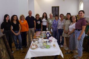 До Вінниці з Канади передали 48 предметів старовинного посуду з восьми країн